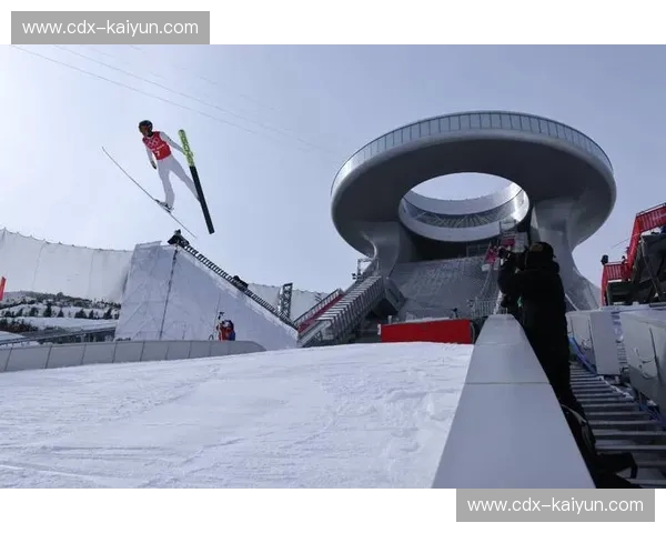 跳台滑雪录像：一次飞跃，几乎能听见风声的美